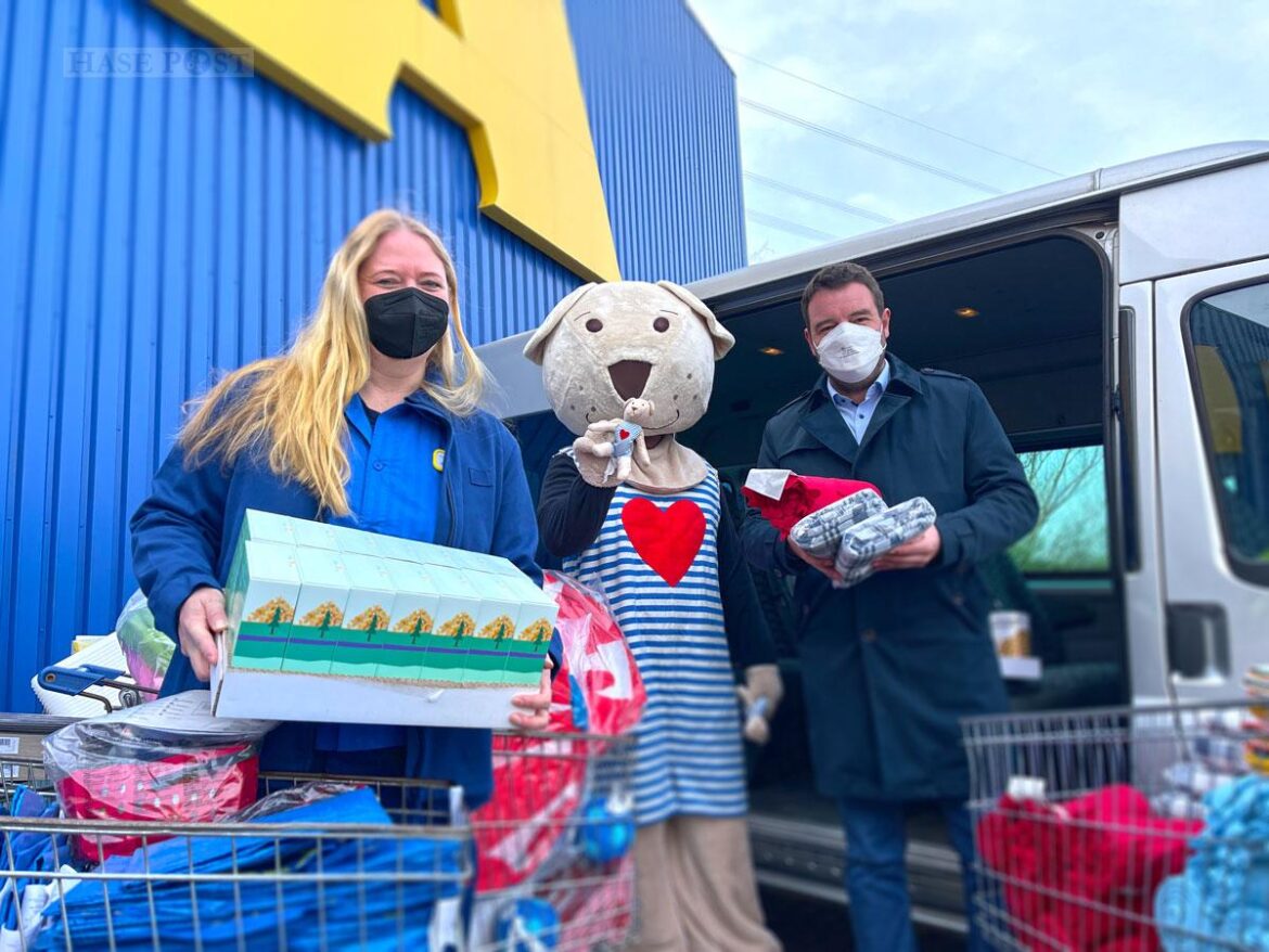 V.l.n.r.: Katrin Meier von IKEA Osnabrück zusammen mit Maskottchen Björn und Hasbergens Bürgermeister Adrian Schäfer
