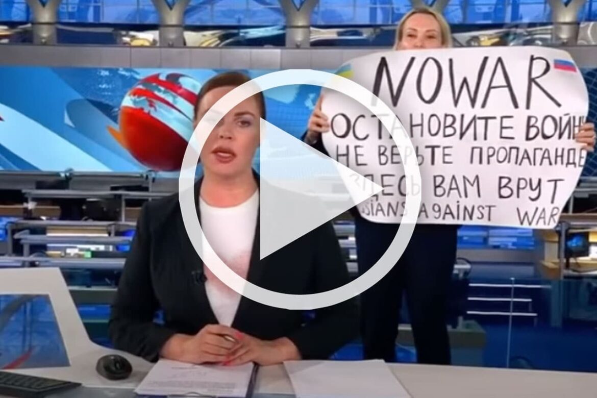 Video: Redakteurin unterbricht russische Nachrichtensendung mit Friedensbotschaft