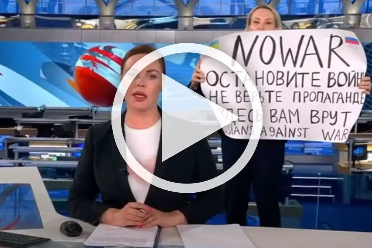 Video: Redakteurin unterbricht russische Nachrichtensendung mit Friedensbotschaft