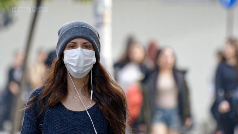 Frau mit Maske (Symbolbild)