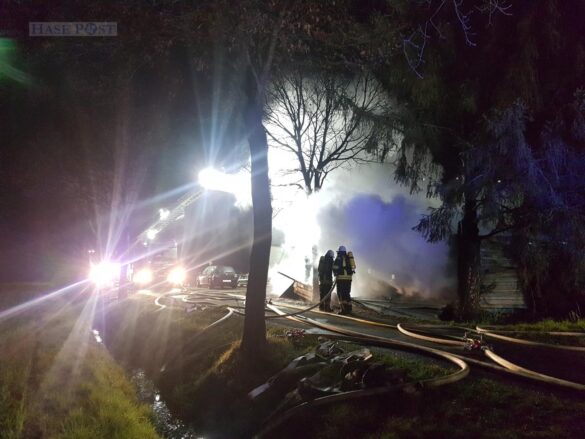 Garage mit Autos brennt in Bissendorf aus