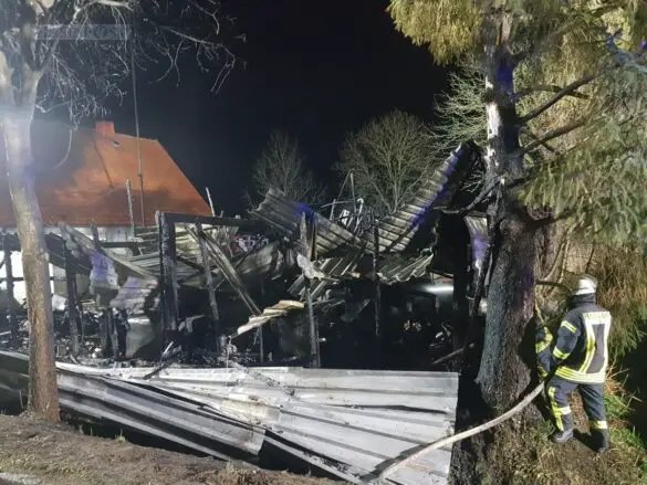 Garage mit Autos brennt in Bissendorf aus