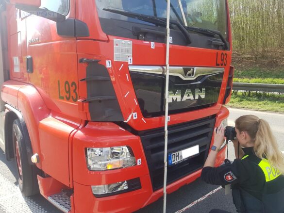 Nach Unfall: PKW-Fahrer tödlich von LKW auf der Autobahn A33 erfasst