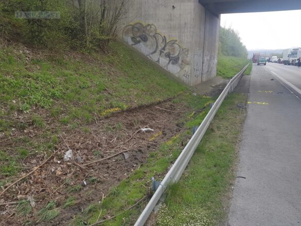 Nach Unfall: PKW-Fahrer tödlich von LKW auf der Autobahn A33 erfasst