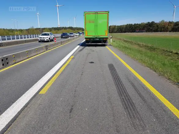 Vollsperrung auf A1: Unfall mit mehreren Autos und LKW