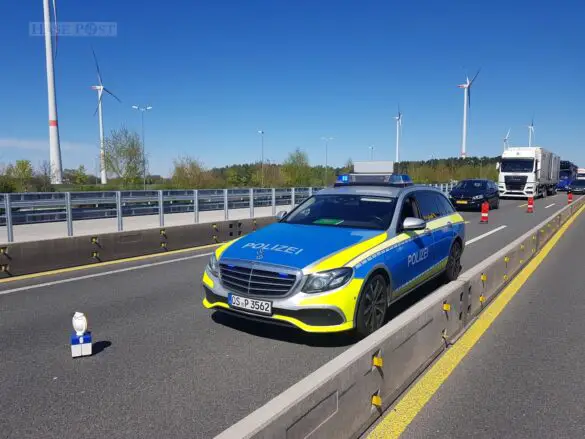 Vollsperrung auf A1: Unfall mit mehreren Autos und LKW