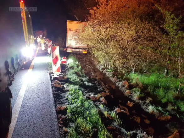 Vollsperrung: Nächtliche LKW-Bergung auf der Autobahn A1 Vollsperrung: Nächtliche LKW-Bergung auf der Autobahn A1