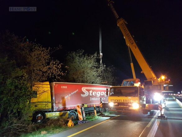 Vollsperrung: Nächtliche LKW-Bergung auf der Autobahn A1 Vollsperrung: Nächtliche LKW-Bergung auf der Autobahn A1