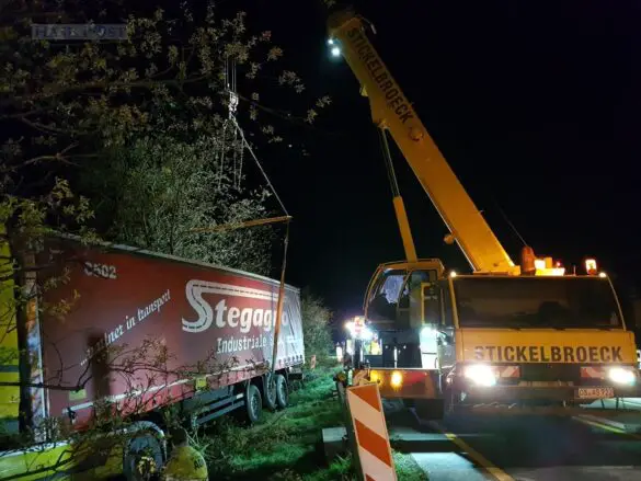 Vollsperrung: Nächtliche LKW-Bergung auf der Autobahn A1 Vollsperrung: Nächtliche LKW-Bergung auf der Autobahn A1
