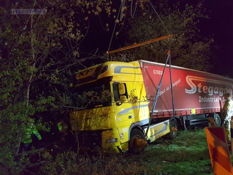 (Archivbild) Nächtliche LKW-Bergung auf der A1 / Foto: Westermann