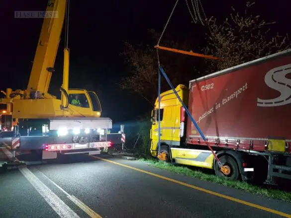 Vollsperrung: Nächtliche LKW-Bergung auf der Autobahn A1 Vollsperrung: Nächtliche LKW-Bergung auf der Autobahn A1