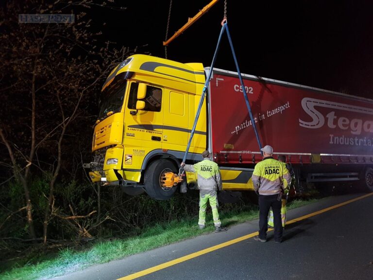 Vollsperrung: Nächtliche LKW-Bergung auf der Autobahn A1