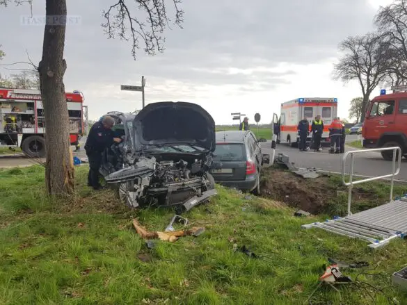 PKW-Zusammenstoß: Feuerwehr befreit Verletzten in Ostercappeln