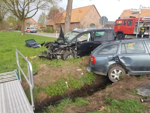 PKW-Zusammenstoß: Feuerwehr befreit Verletzten in Ostercappeln