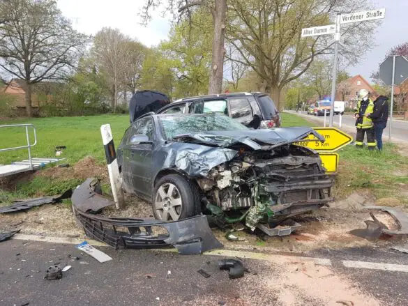 PKW-Zusammenstoß: Feuerwehr befreit Verletzten in Ostercappeln