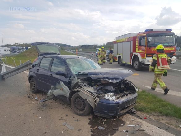 PKW fährt über Autobahnwall und durchbricht Leitplanke an der A33