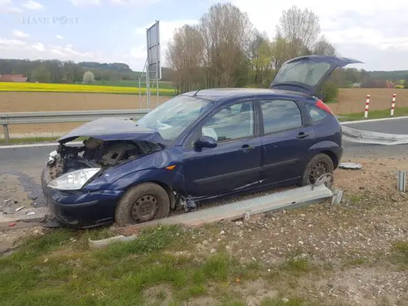 PKW fährt über Autobahnwall und durchbricht Leitplanke an der A33