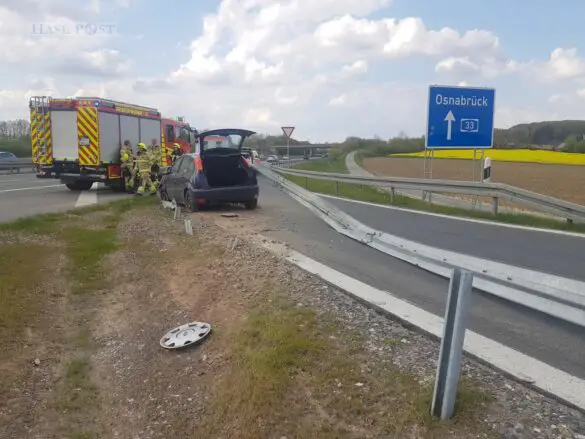 PKW fährt über Autobahnwall und durchbricht Leitplanke an der A33