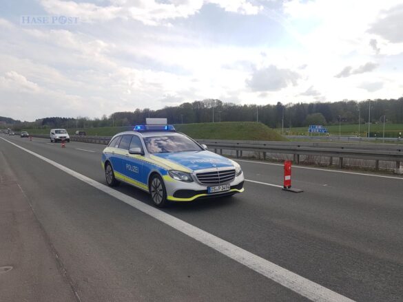 Streifenwagen der Polizei im Einsatz auf der Autobahn