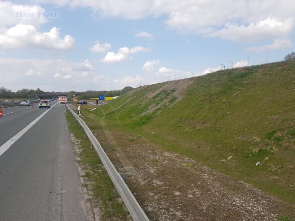 PKW fährt über Autobahnwall und durchbricht Leitplanke an der A33
