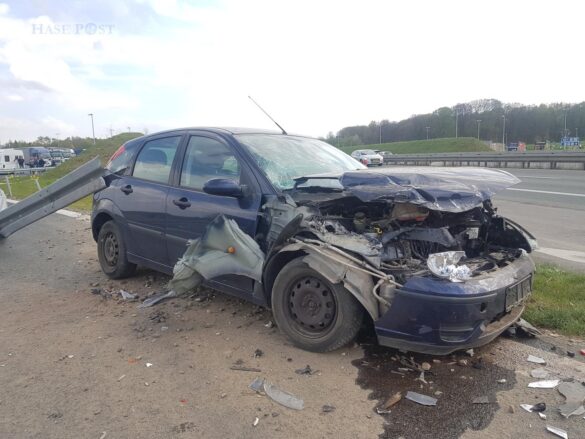 PKW fährt über Autobahnwall und durchbricht Leitplanke an der A33