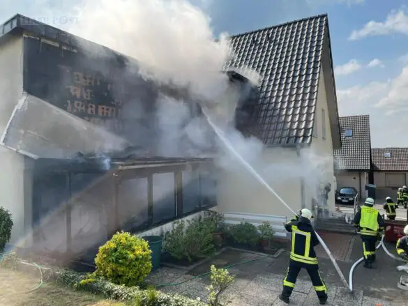Wintergarten und Fassde brennen in Hagen a.T.W.