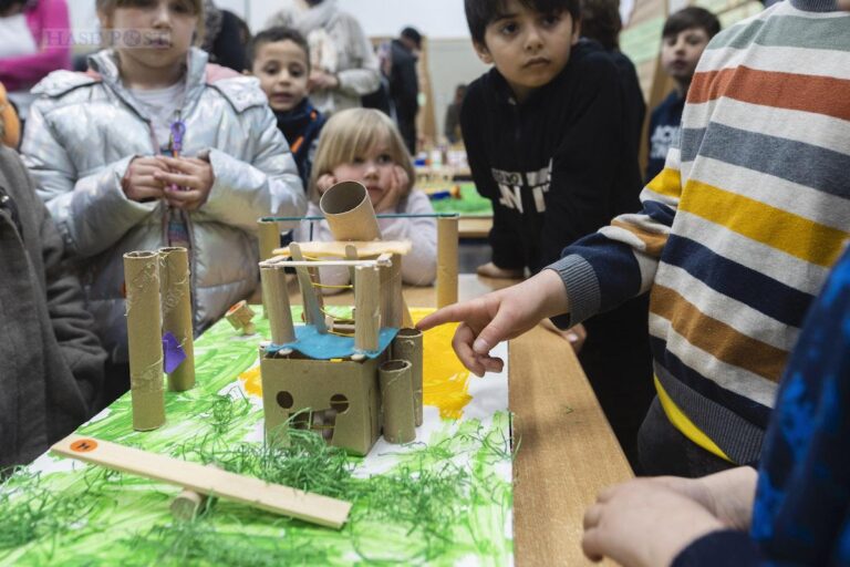 Kinder von sechs bis zehn Jahren entwickeln Pläne für einen neu gestalteten Kinderspielbereich an der Schützenstraße im Schinkel. Besonders hoch im Kurs stehen eine Tunnelrutsche, ein Fußballplatz und Basketballkörbe. / Foto: Swaantje Hehmann
