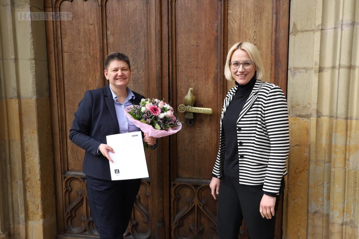 Stadträtin Heike Pape (links) erhielt von Oberbürgermeisterin Katharina Pötter (rechts) die offizielle Ernennungsurkunde. / Foto: Nina Hoss