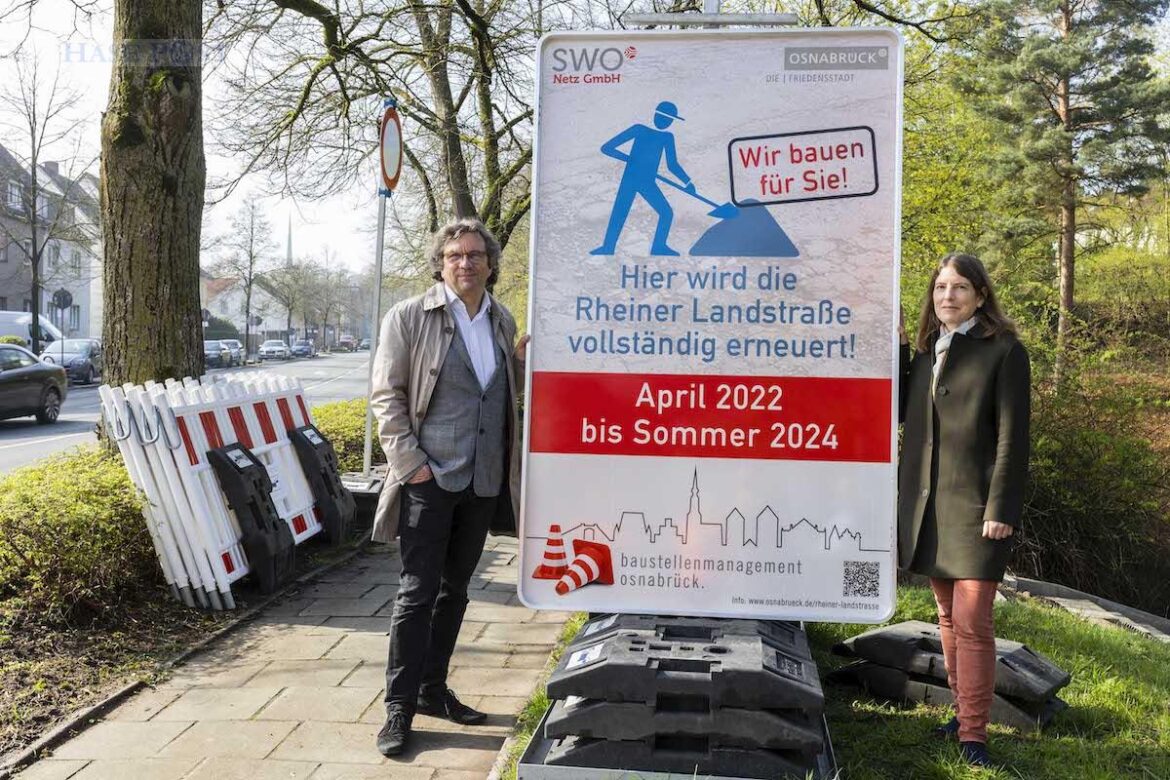 An der Rheiner Landstraße beginnt am Dienstag, 19. April, der zweite Bauabschnitt. Stadtbaurat Frank Otte und Elisabeth Ebert, Geschäftsführerin der SWO Netz, präsentieren das Bauschild. / Foto: Swaantje Hehmann