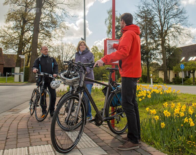 (von links) Harald Schulte (PlaNOS), Elke Mentrup (damals WEB, jetzt Beckermann) und Frank Bühning (VLO) entdecken schon jetzt die FreizeitBus-Strecke. / Foto: Verkehrsgemeinschaft Osnabrück