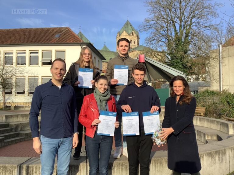 (von links) Lehrer Dr. Tobias Gieschen mit Anna Birkemeyer, Maja Schwerdtfeger, Leon Brinkmann und Moritz Sunderdiek sowie Schulleiterin Daniela Boßmeyer-Hoffmann / Foto: Ursulaschule