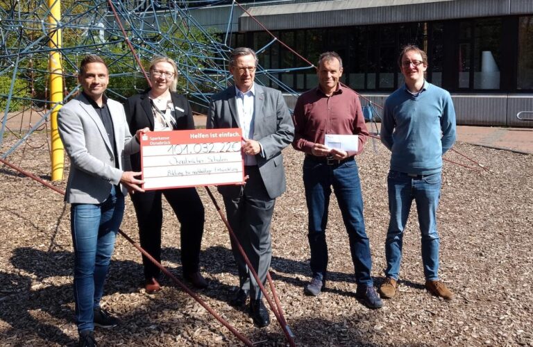 V.l.n.r.: Christian Schiffbänker (Oberschule Belm), Irene von den Benken (Sparkasse Belm), Johannes Hartig (Sparkasse Osnabrück), Bernd Brill (Grundschule Powe) und Hanno Köster (Grundschule Vehrte) bei der symbolischen Spendenübergabe. / Foto: Brockfeld