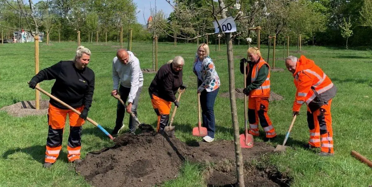 Katarina Pötter mit Mitarbeitern des OSB / Foto: Stanehl