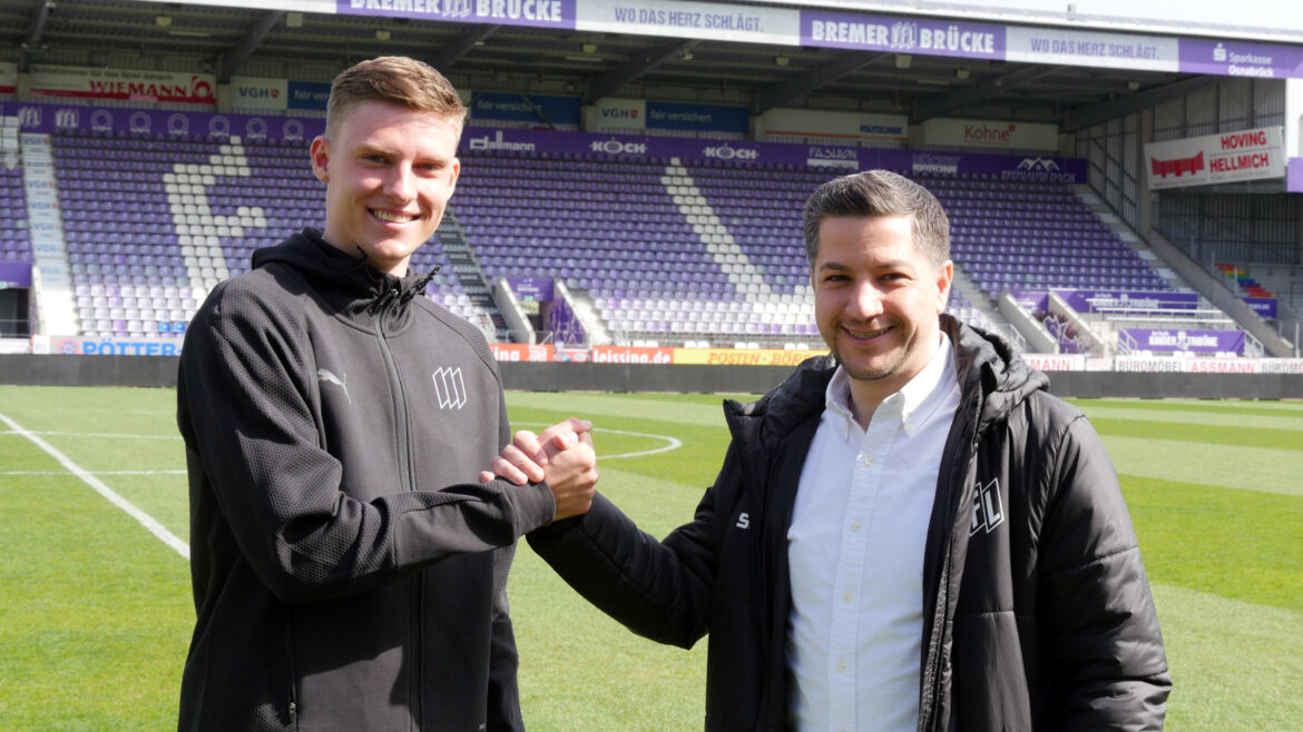 Benas Šatkus (li.) bei seiner Vorstellung im vergangenen Sommer mit VfL-Sportdirektor Amir Shapourzadeh / Foto: VfL Osnabrück