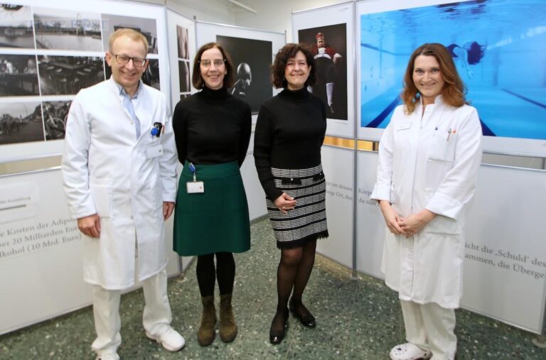 Georg Sandhäger, Sabine Schmidtchen und Dr. Anna Ditz vom ITA mit ihrer Patientin und Kollegin Andrea Schmidt (3.v.l) / Foto: Jens Lintel