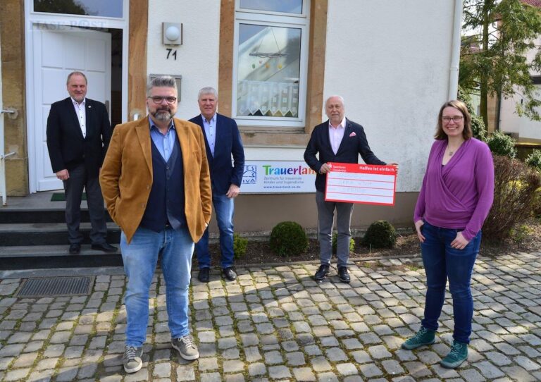 Der Industrie- und Handelsclub Osnabrück unterstützt die Arbeit von SPES VIVA Trauerland: Rainer Ellermann, Vorsitzender des Fördervereins (links) und Leiterin Marion Gövert nahmen einen Scheck über 4.000 Euro von Frank Eilermann, Reinhard Horn und Ralf Reizer (von links) entgegen. / Foto: SPES VIVA Trauerland