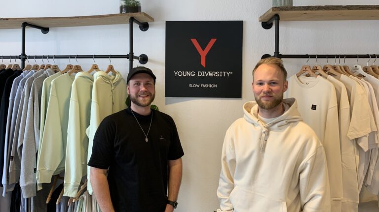 Phillip Wessel und Torben Paul in ihrem neuen Store in der Fritz-Wolf-Passage / Foto: Stanehl