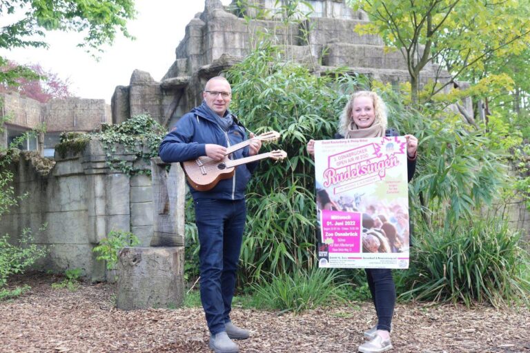David Rauterberg und Jennifer Ludwig vor dem „Affentempel“. Am 1. Juni findet das „3. Open Air-Rudelsingen“ im Zoo Osnabrück statt. / Fotoquelle: Zoo Osnabrück (Jan Banze)