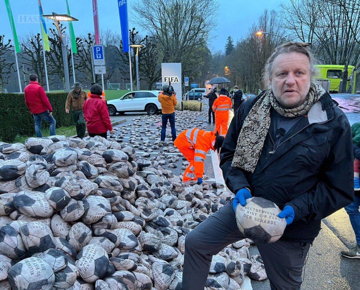 Volker-Johannes Trieb bei Protest gegen FIFA, Foto: AWO