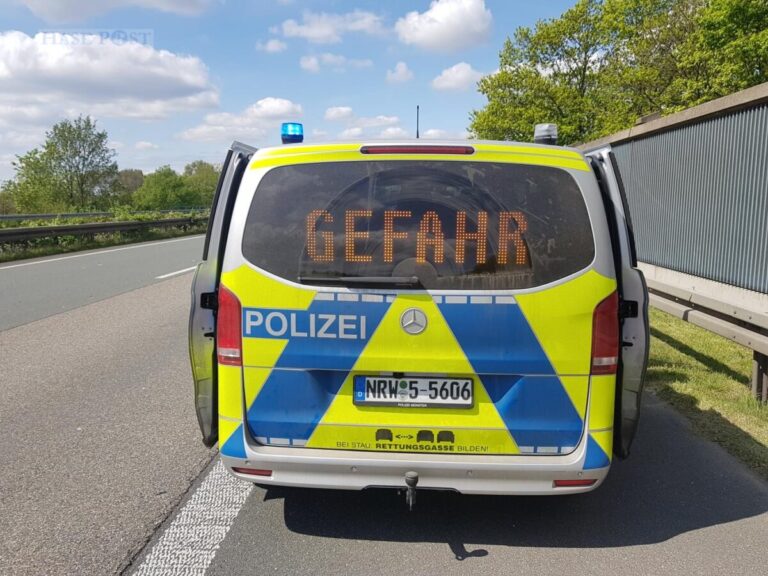 (Symbolbild) Polizeiwagen auf der Autobahn