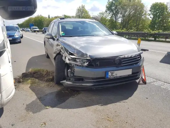 Sekundenschlaf: Drei Autos und ein Wohnmobil stark beschädigt