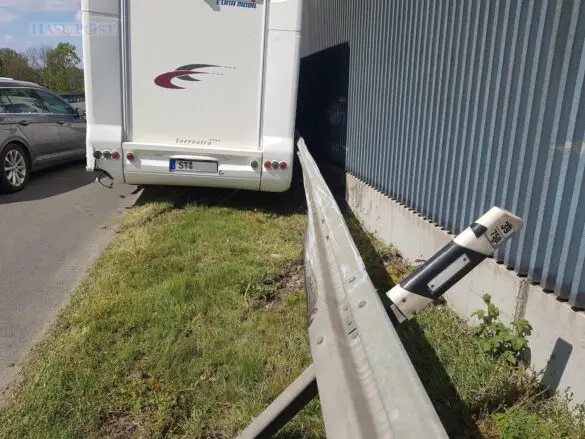 Sekundenschlaf: Drei Autos und ein Wohnmobil stark beschädigt