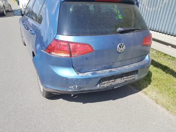 Sekundenschlaf: Drei Autos und ein Wohnmobil stark beschädigt