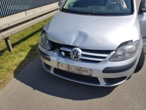 Sekundenschlaf: Drei Autos und ein Wohnmobil stark beschädigt