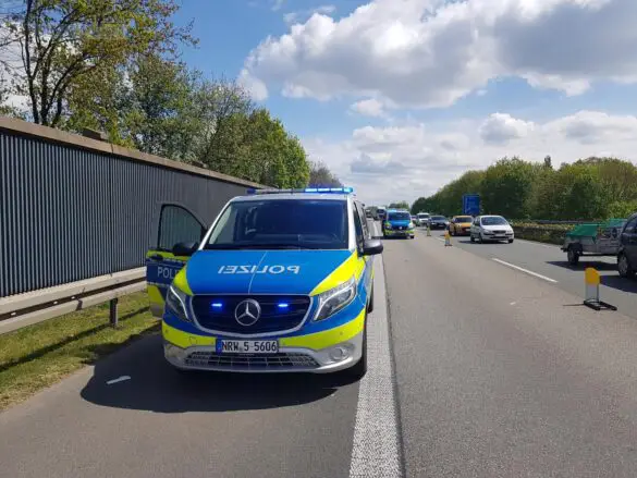 Sekundenschlaf: Drei Autos und ein Wohnmobil stark beschädigt