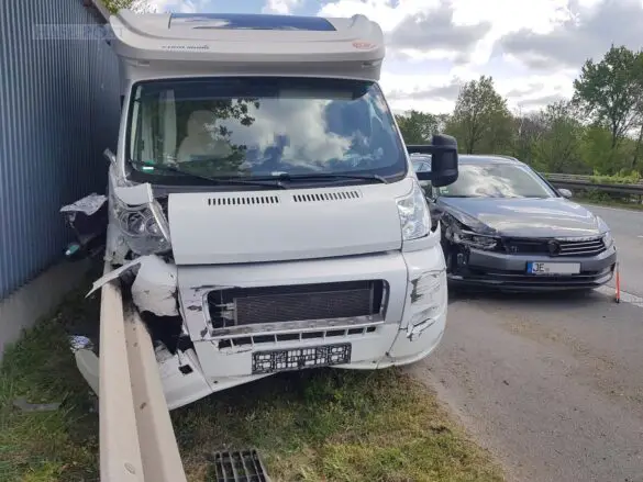 Sekundenschlaf: Drei Autos und ein Wohnmobil stark beschädigt