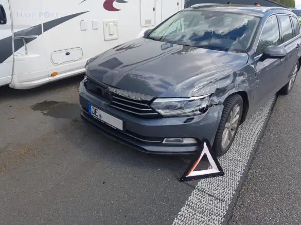 Sekundenschlaf: Drei Autos und ein Wohnmobil stark beschädigt