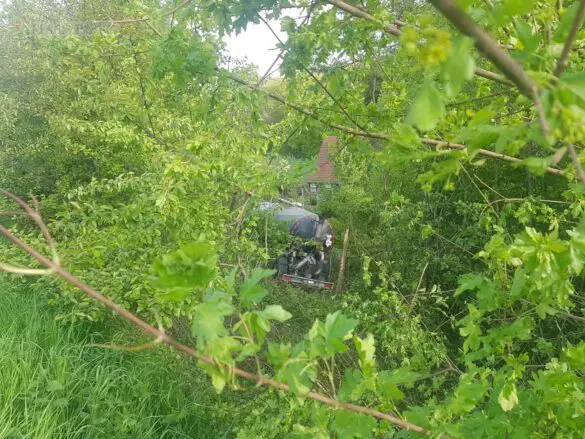 LKW und PKW stoßen auf Bundesstraße zusammen, LKW stürzt ab
