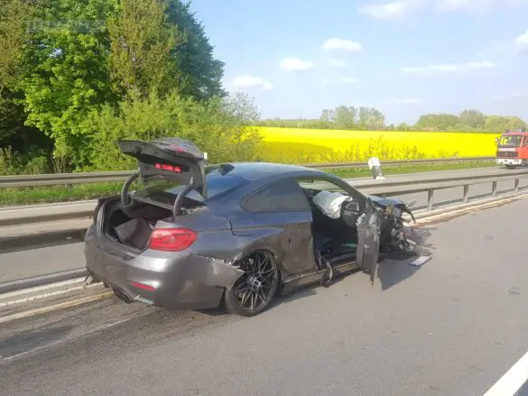 LKW und PKW stoßen auf Bundesstraße zusammen, LKW stürzt ab