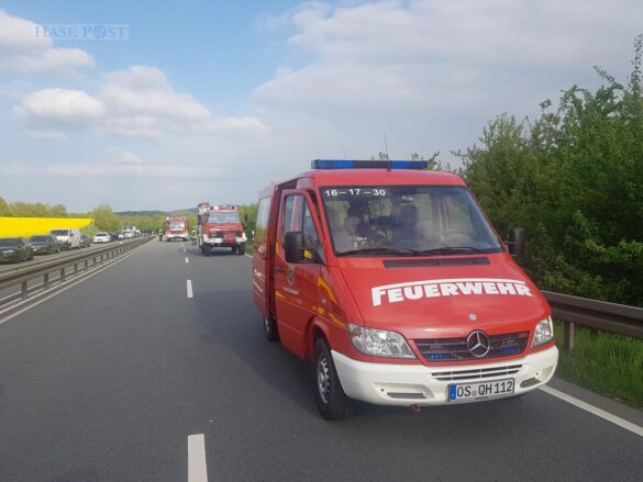 LKW und PKW stoßen auf Bundesstraße zusammen, LKW stürzt ab